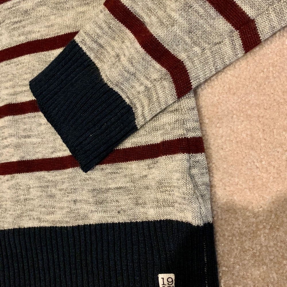 Sovereign Code grey/maroon sweater - Picture 5 of 5